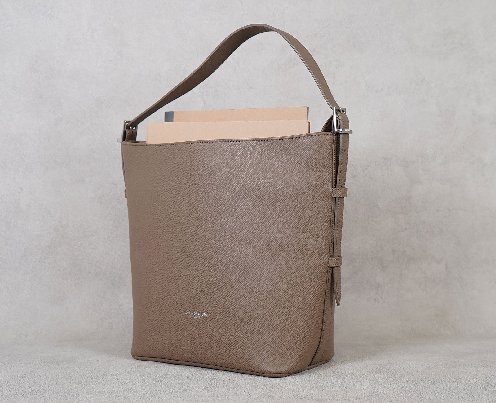 A4ノートやB5ファイルを収納すると頭が少し出るサイズ感。※ファスナーは閉まりません