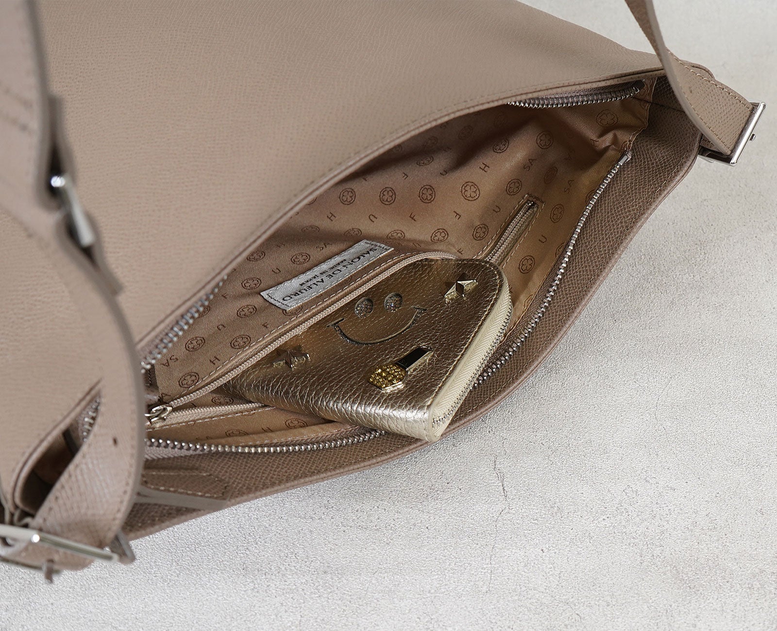 内側にはミニ財布が入るファスナー付きポケット。大切な小物もスマートに収納