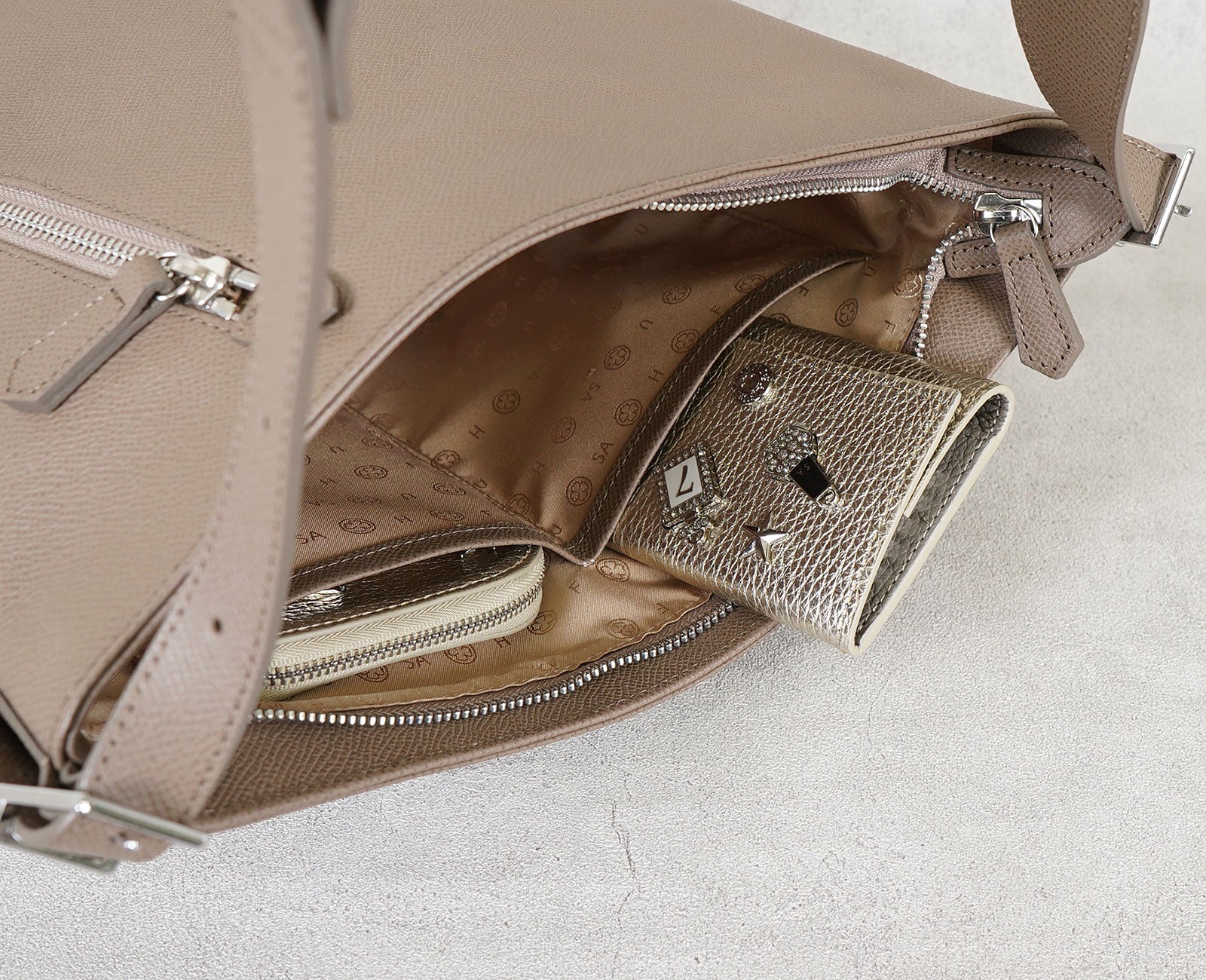 反対側には、ミニ財布や身の回りの小物がスマートに収まるオープンポケットを装備