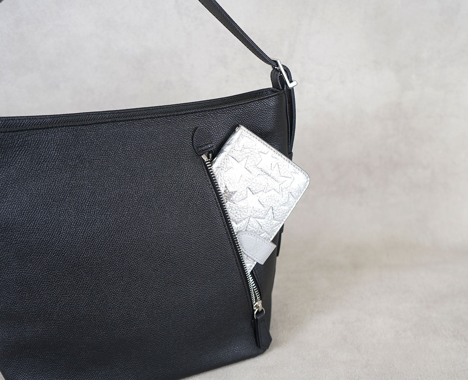 使い勝手抜群の外側斜めファスナーポケット。肩掛け時にファスナー面を自分側に向ければ、スマホなどもスムーズに取り出せます