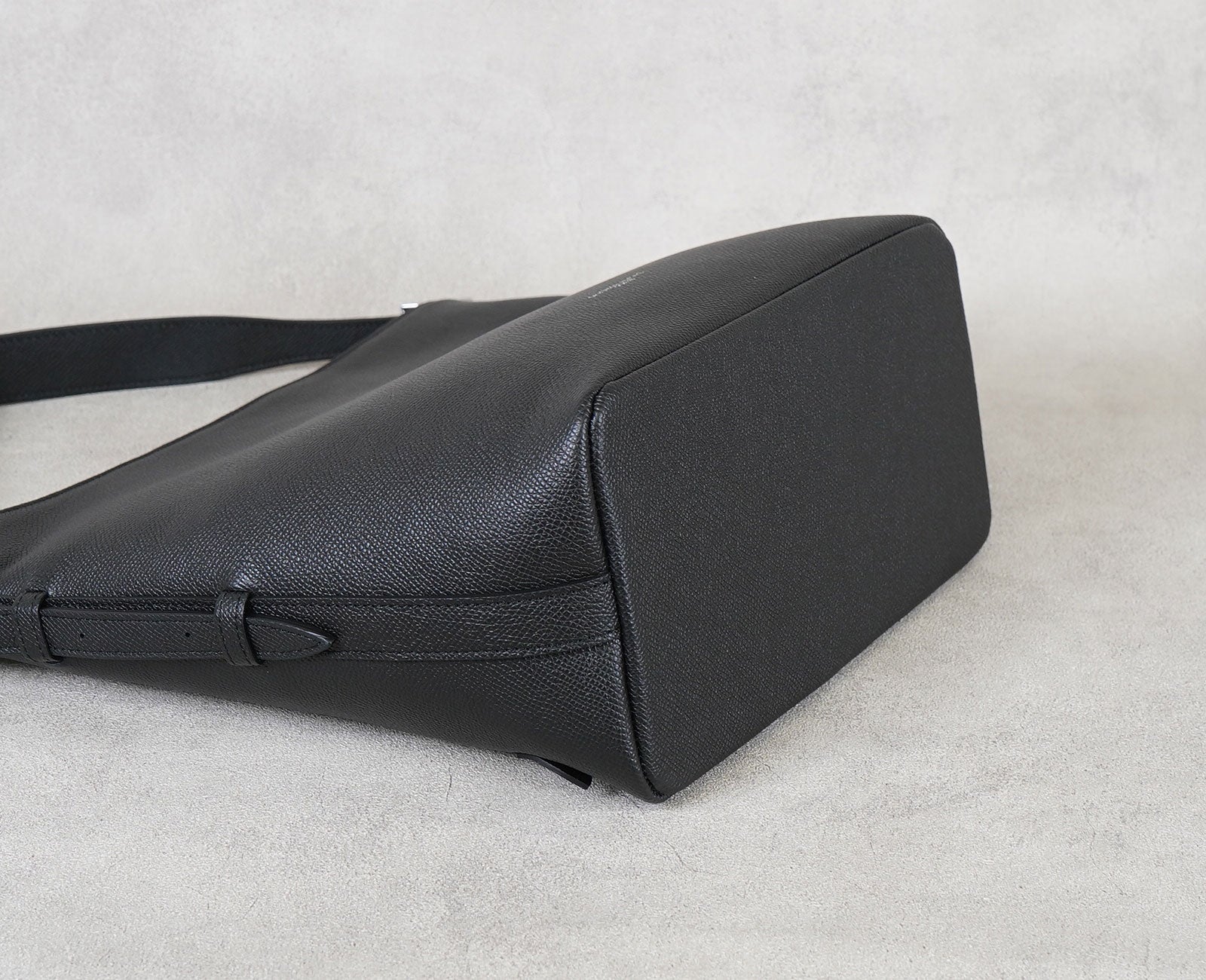 約12.5cmの底マチで、しっかり収納できる頼れる設計