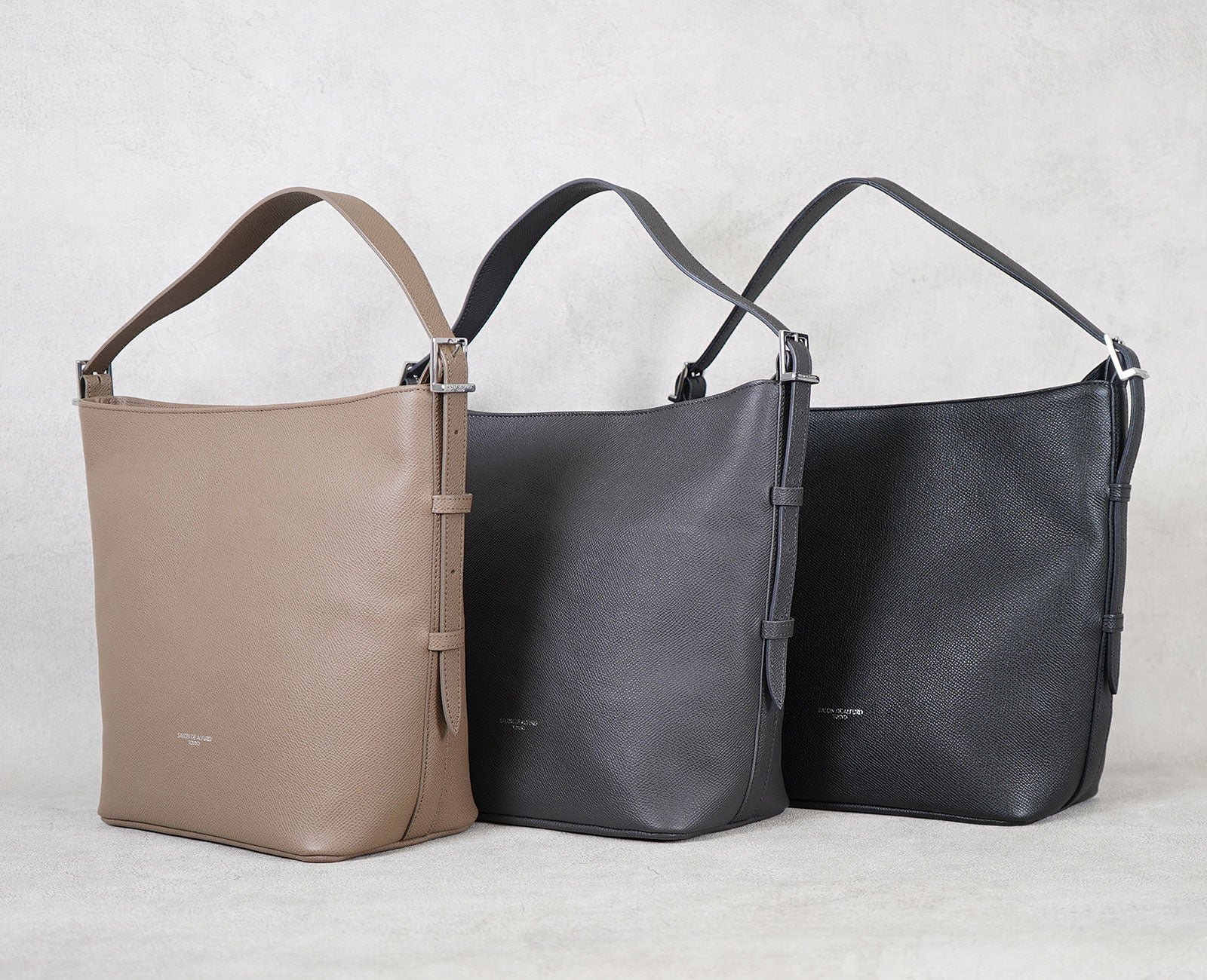 トープ、グラファイト、ブラックの洗練された3カラーをご用意