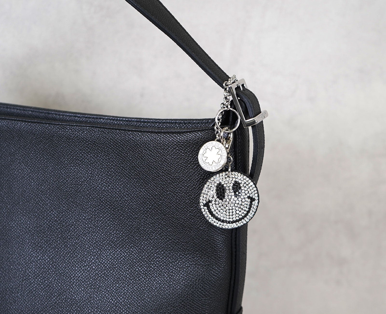 別売チャームで、自分らしいバッグスタイルに。
さりげないアクセントが毎日の装いを華やかに。