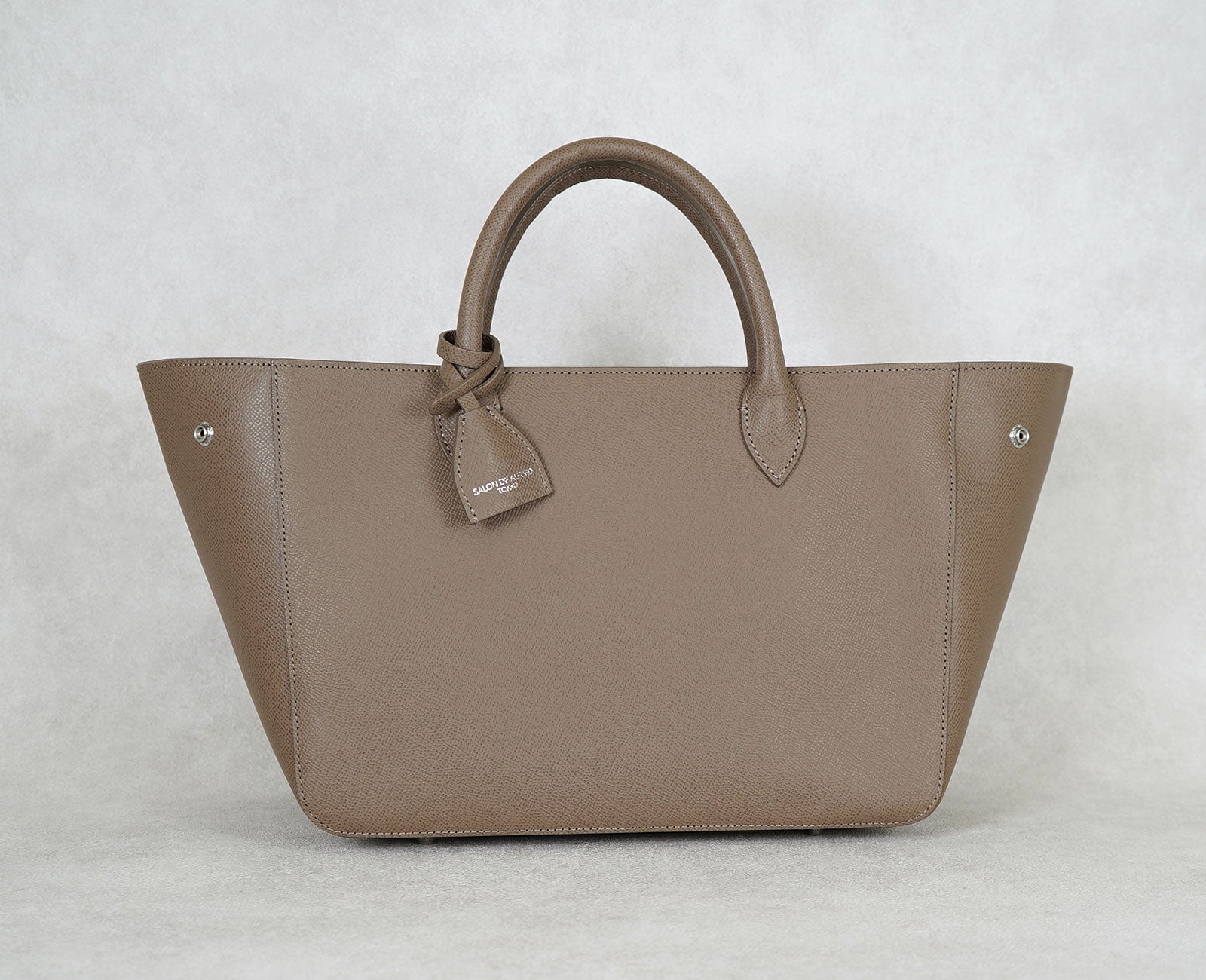 サイドにかけてゆるやかに立ち上がるラインが描く、洗練のシルエット。
上質な素材だからこそ叶う、気品あるフォルムです。