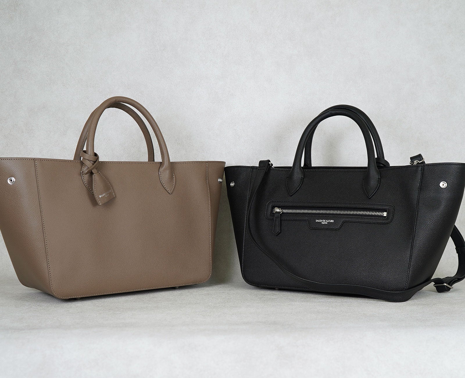 チャームが映える表面では、上質なグレインドカーフの艶を堪能。
裏面はファスナーとロゴが際立つ、端正な佇まい。
異なる魅力を楽しめる、贅沢なダブルフェイスデザイン。