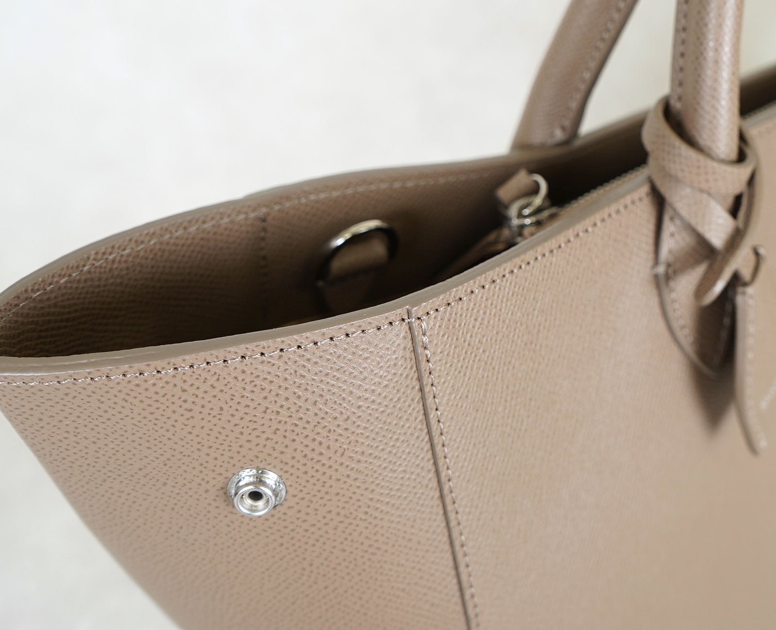 滑らかなラインを描く間口は、熟練職人の技が息づく部分。
丹念に仕上げられたコバ塗りが、上質さを物語ります。