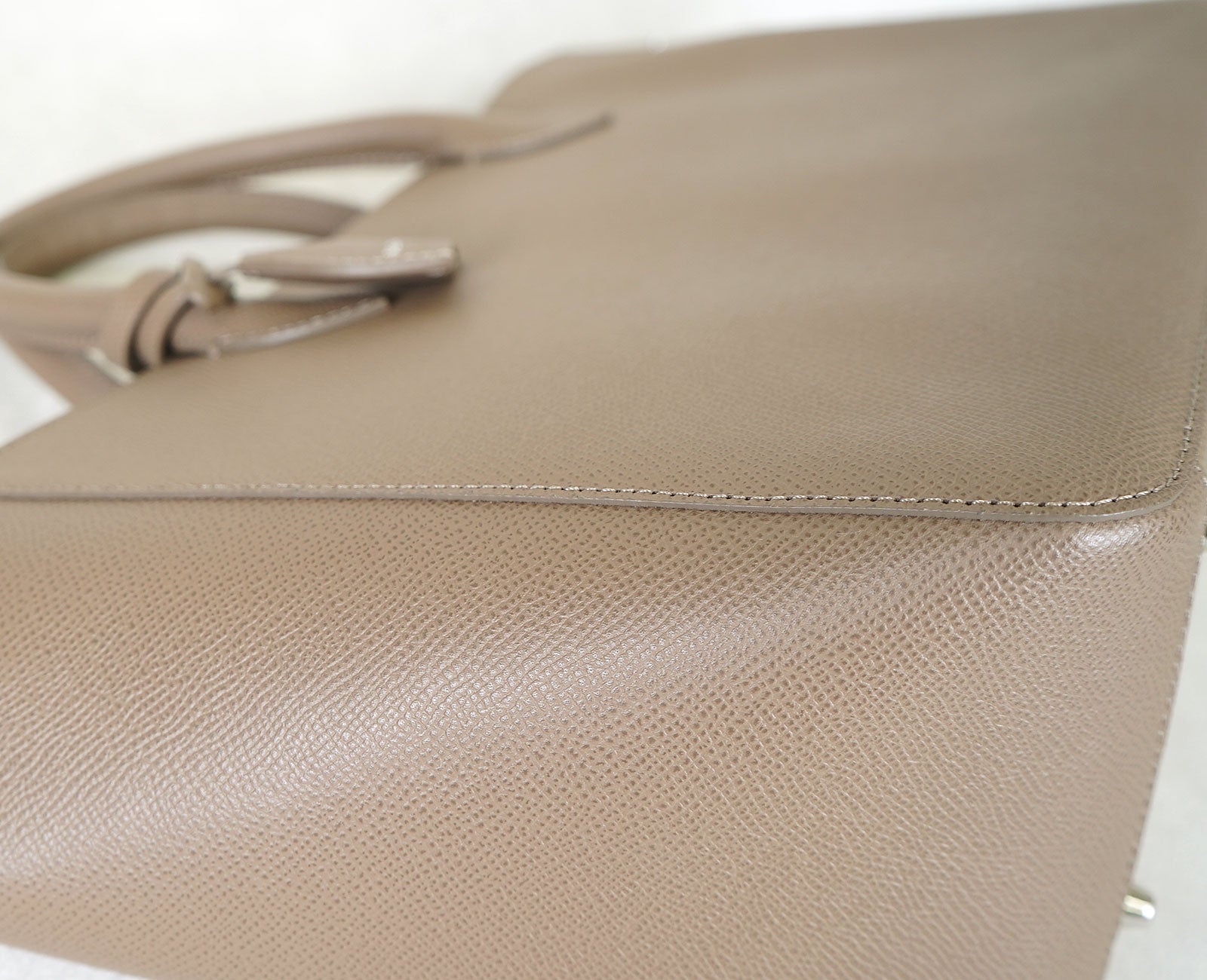 ヘリの部分まで丁寧にコバ塗りを施し、特殊なミシンで仕立てた、精緻で美しい仕上がり。