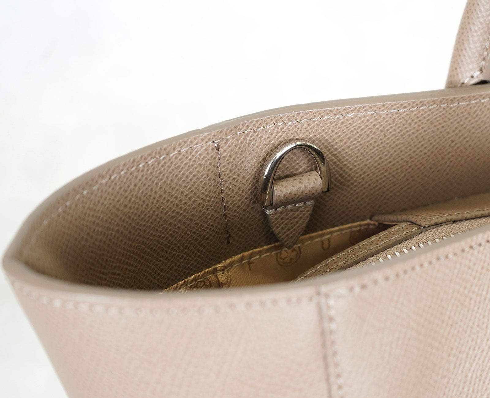 斜め掛けした際に、革の引きつれが出ないよう、Dカンの横にステッチを施しました。
Dカンも外から見えない位置に配置。