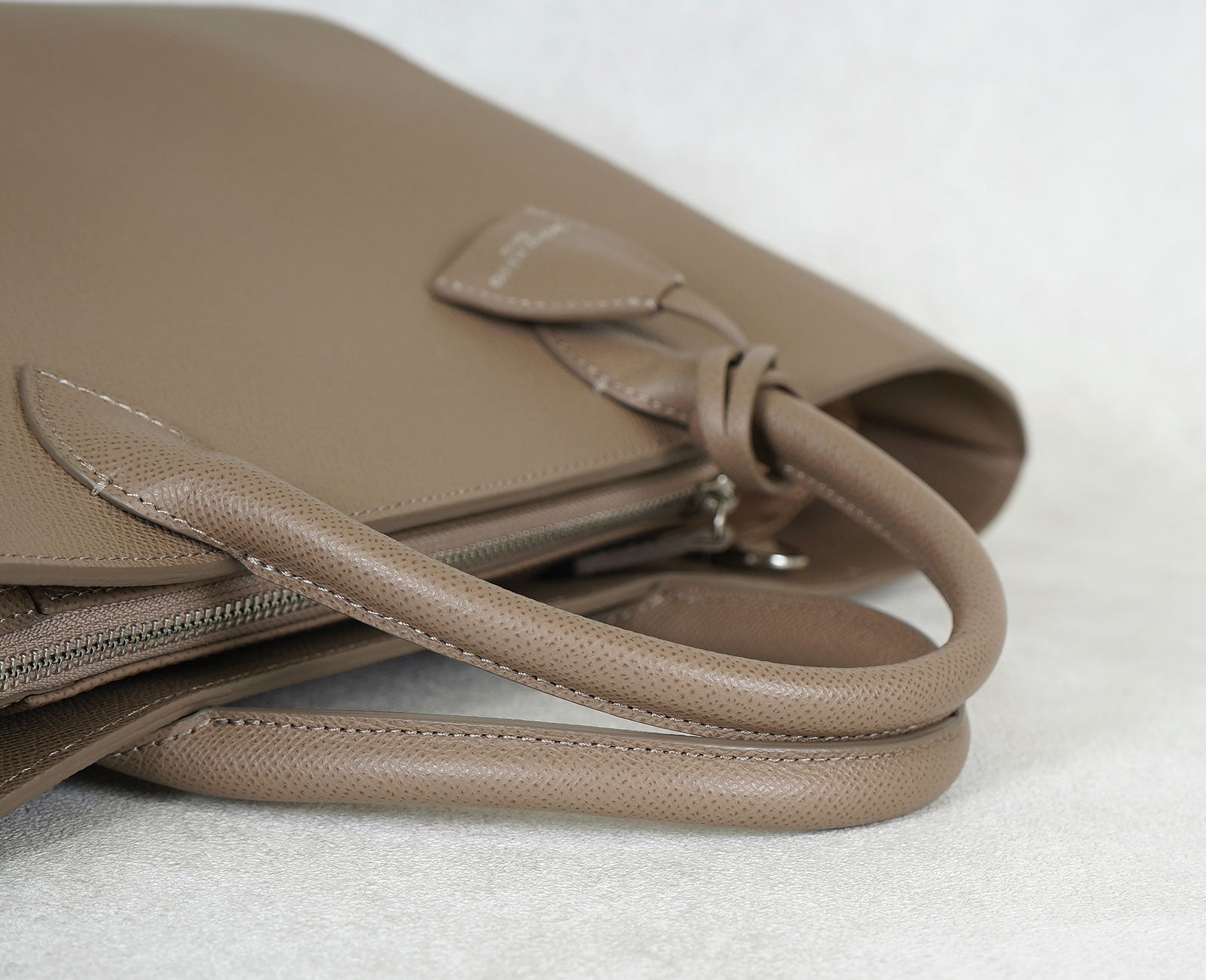 手にした瞬間に感じる、しっとりとした心地よさ。
丸みのあるハンドルが、優しくフィットします。