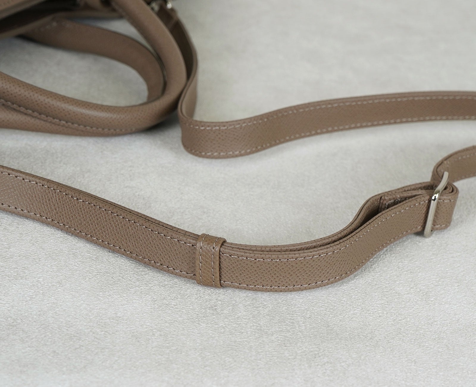 美しい統一感を生む、同レザーのロングショルダー。
シーンに合わせて長さを変えられる、頼れる一本です。