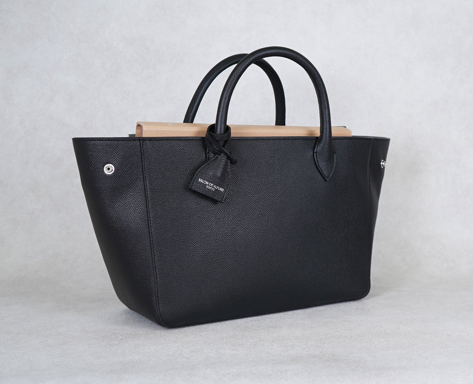 A4ノートやB5ファイルは横向きに収納可能ですが、ファスナーは閉まりません。