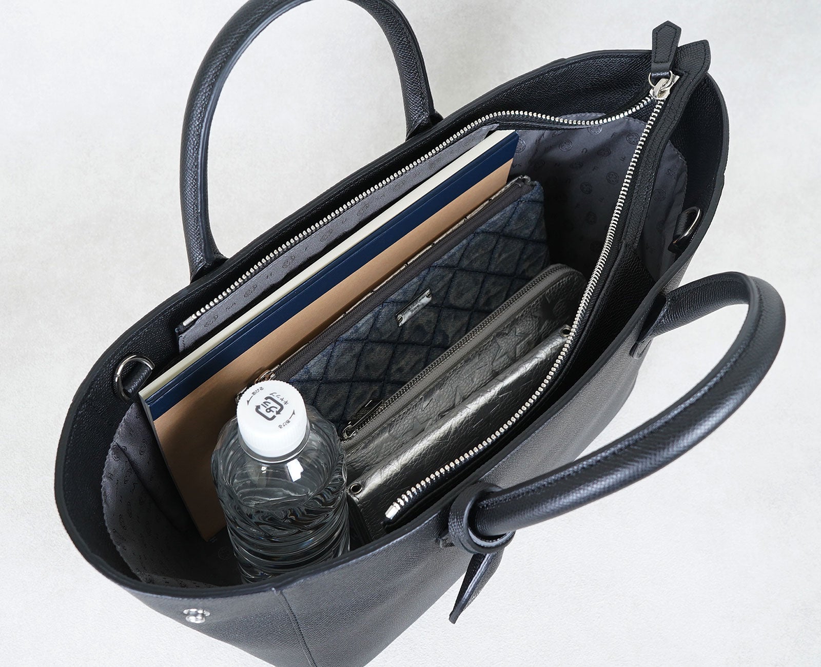 長財布、スマホ、B5サイズノートもすっきり収納。
ファスナー開閉で、安心の使いやすさ。