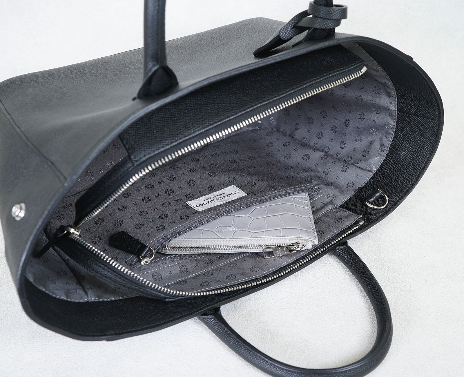 内側には、ミニ財布が収まるサイズのファスナー付きポケットを装備