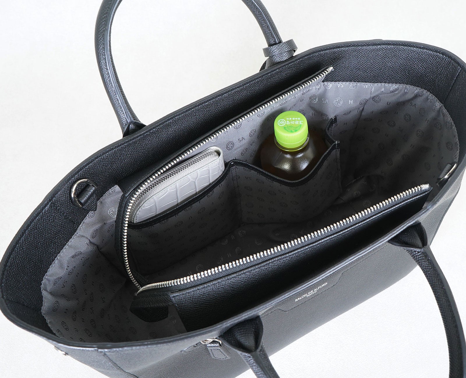 反対側には、ミニ財布も収まるオープンポケットと、280ml程度のペットボトルも収納可能なマチ付きポケット。
便利な収納で、日常使いにぴったり