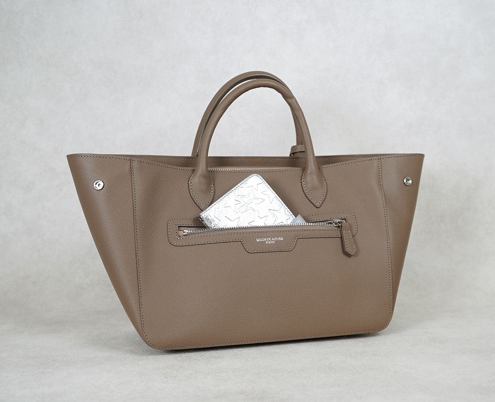 裏面には小物が入るファスナー付きポケットを装備。サッと取り出せて便利