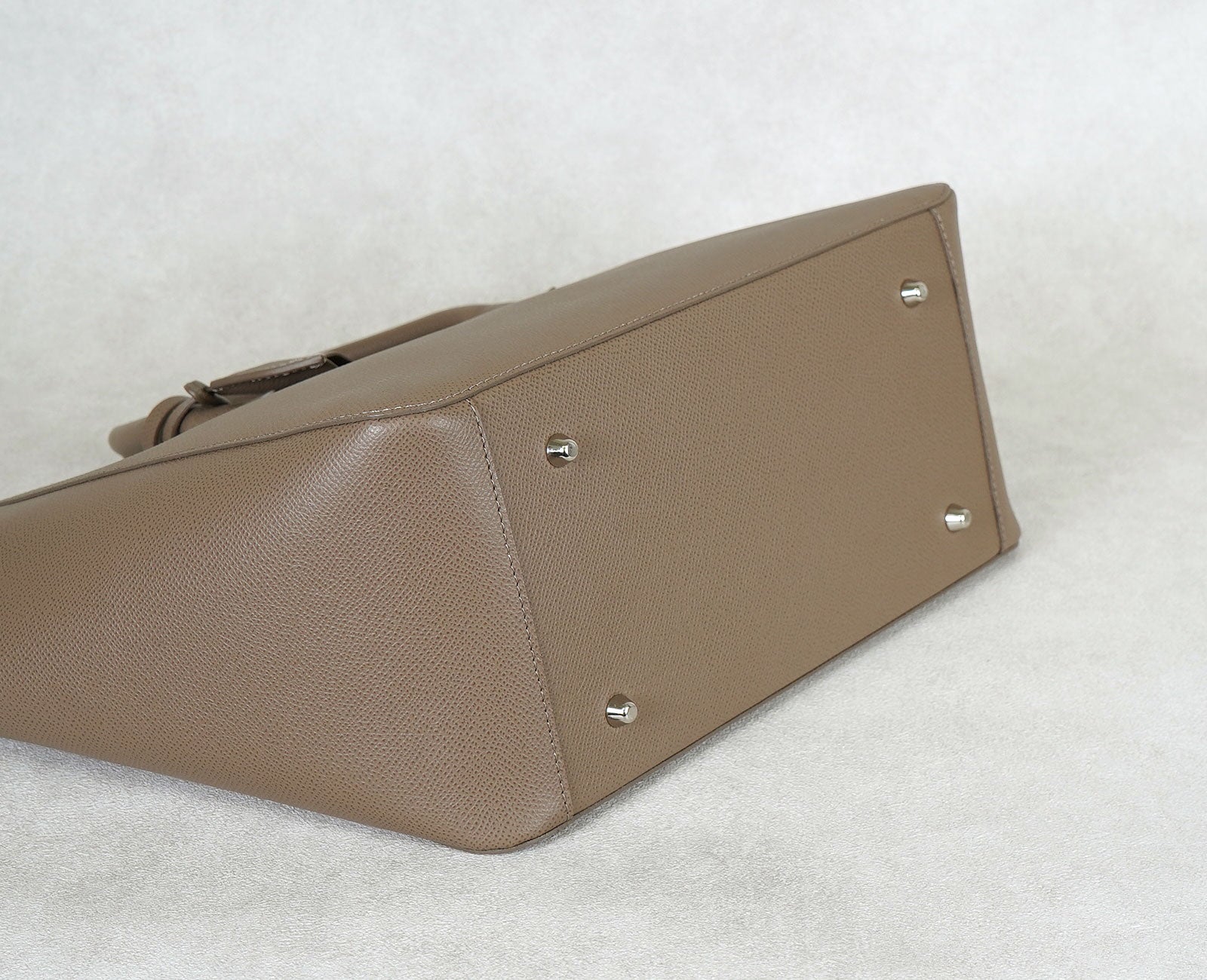 約14cmの底マチで、頼れる収納力。
汚れを防ぐ底鋲付き、そして何より美しいフォルムが魅力