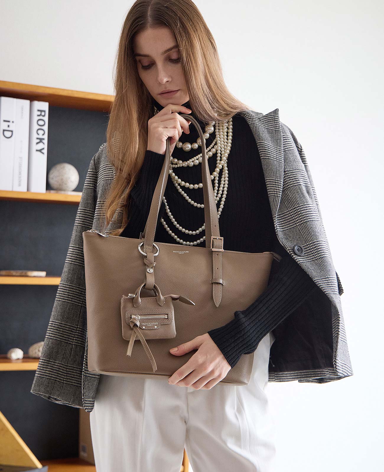 モデル着用カラー：トープ※チャームは別売です