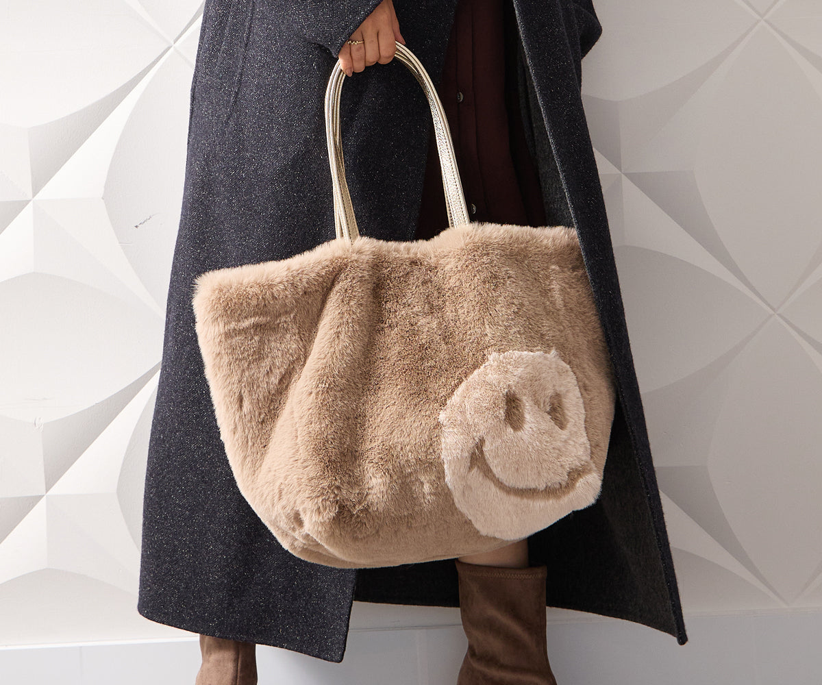 思わず笑顔になる、存在感あるスマイルマーク。冬のコーデを華やかに彩る主役トート