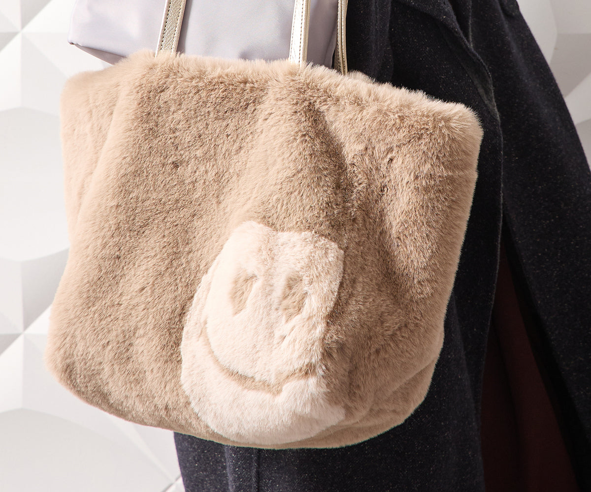 広めマチでたっぷり収納。2Lペットボトルも余裕のサイズ感