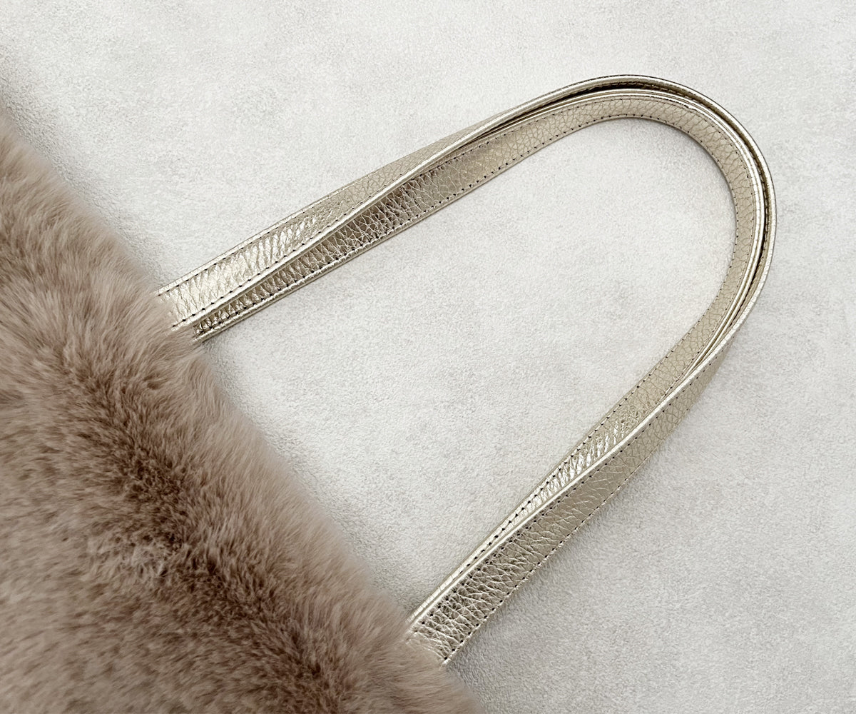 上質を感じるイタリア製レザーハンドル。洗練された艶感が、大人の装いを引き立てます