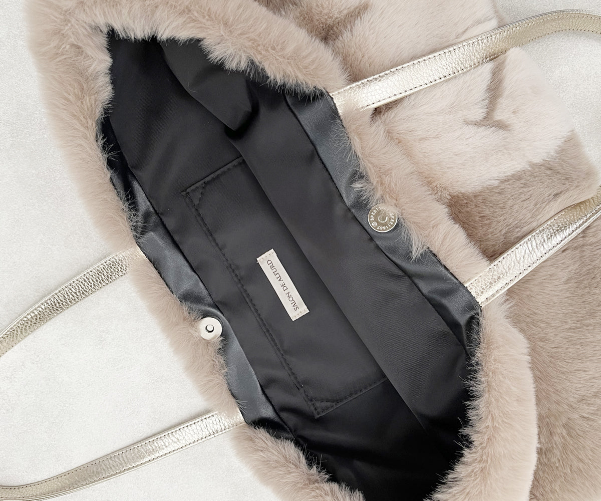 マグネット式ボタンで開け閉めも簡単。機能性と美しさを兼ね備えたディテール