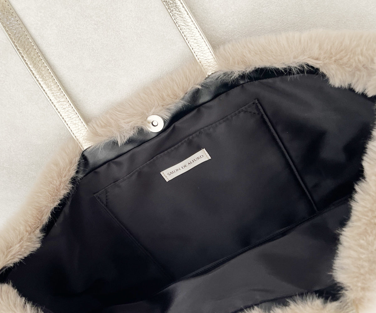 内側に配したオープンポケットが、美しく整う収納を叶えます