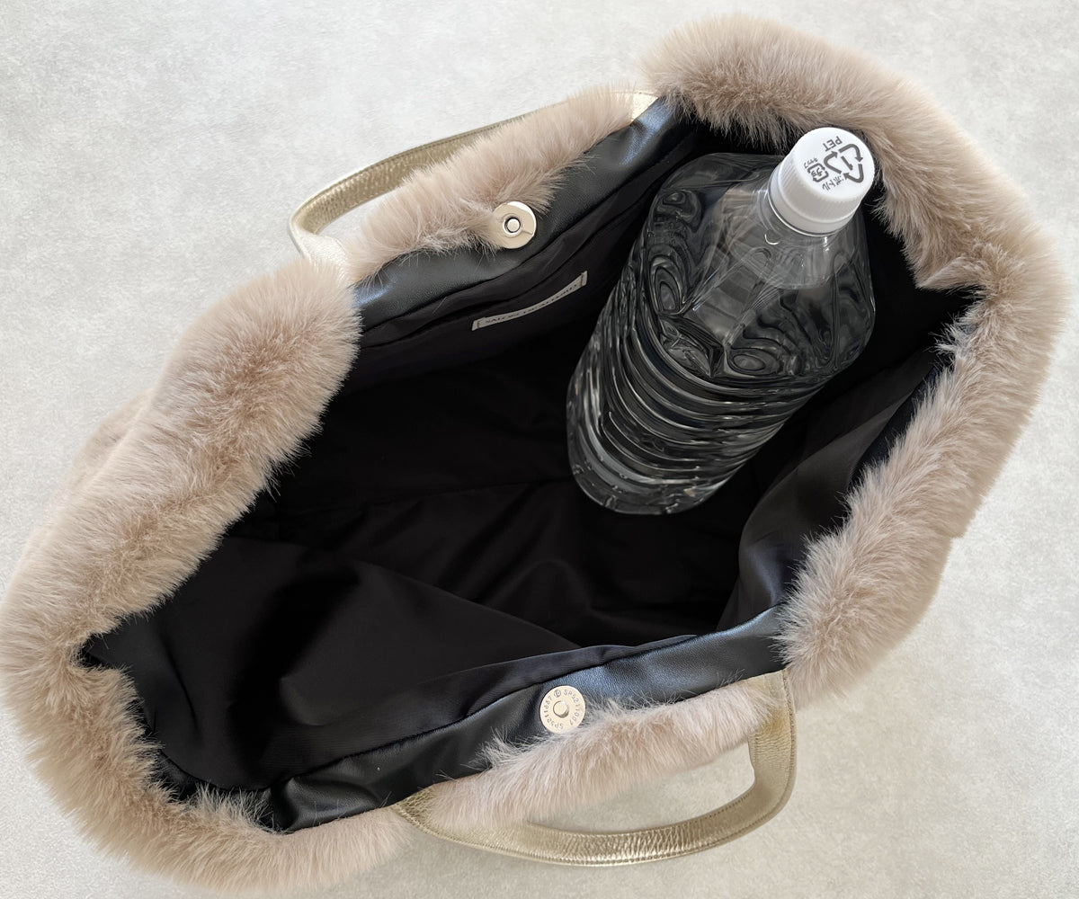 2Lペットボトルも縦に収納可能。※上部が少し見えるサイズです