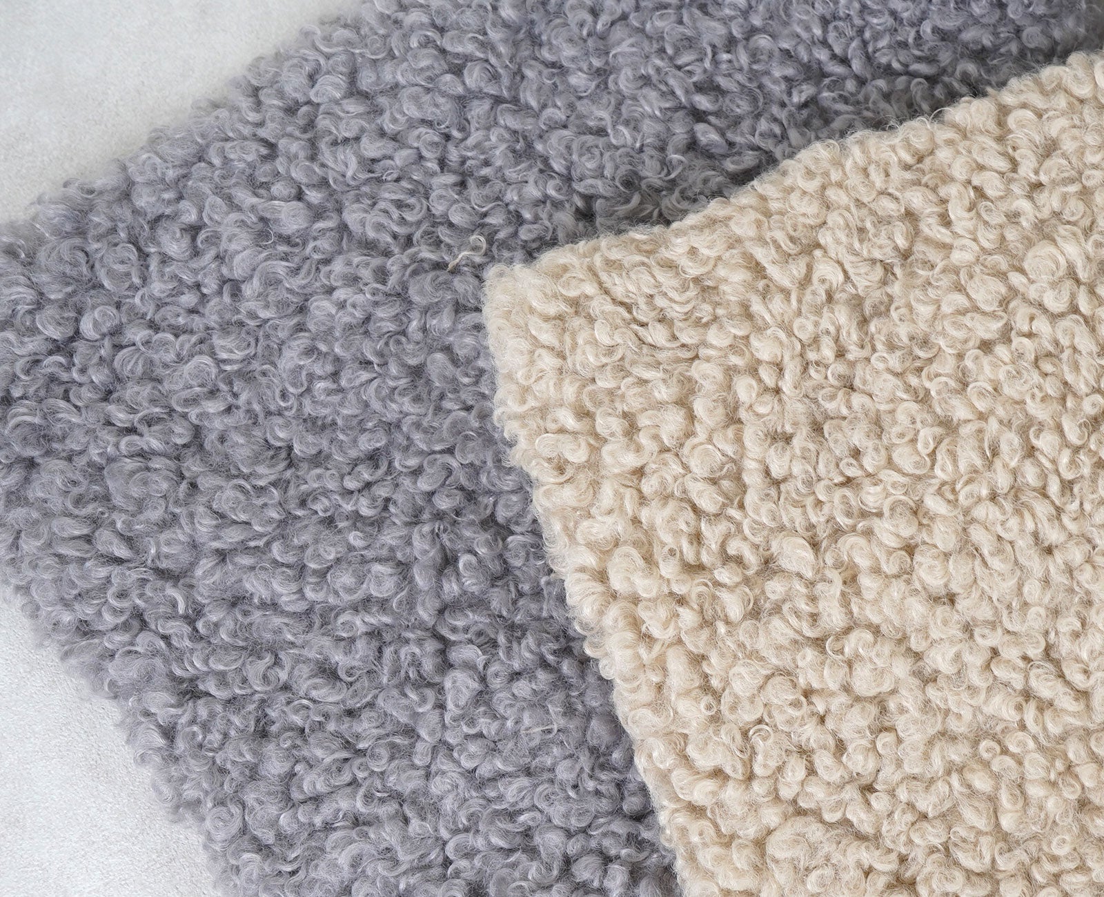 繊細なカールと光沢が美しいカルガンラムファーの魅力を、そのままに再現したエコファーを使用