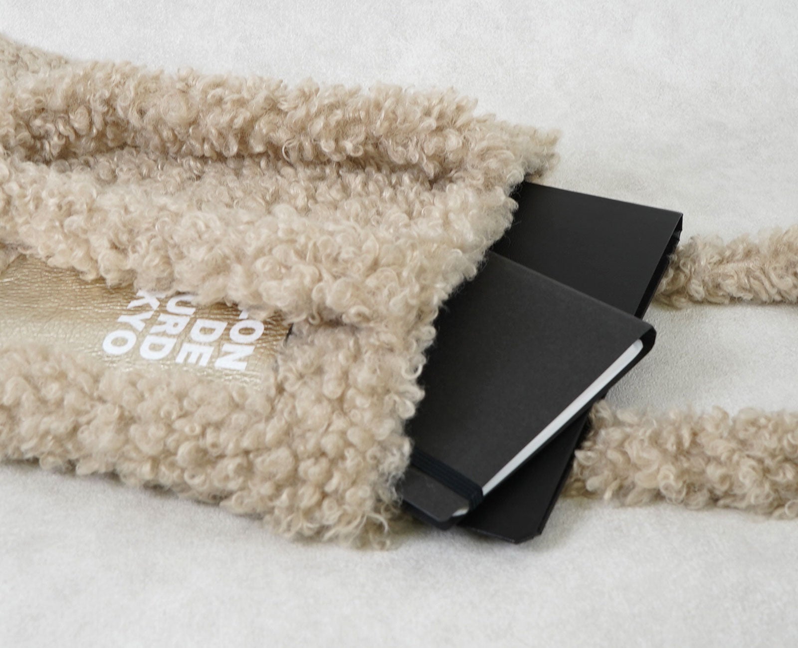 A4サイズがすっぽり収まるので、オンやオフに幅広く活躍します