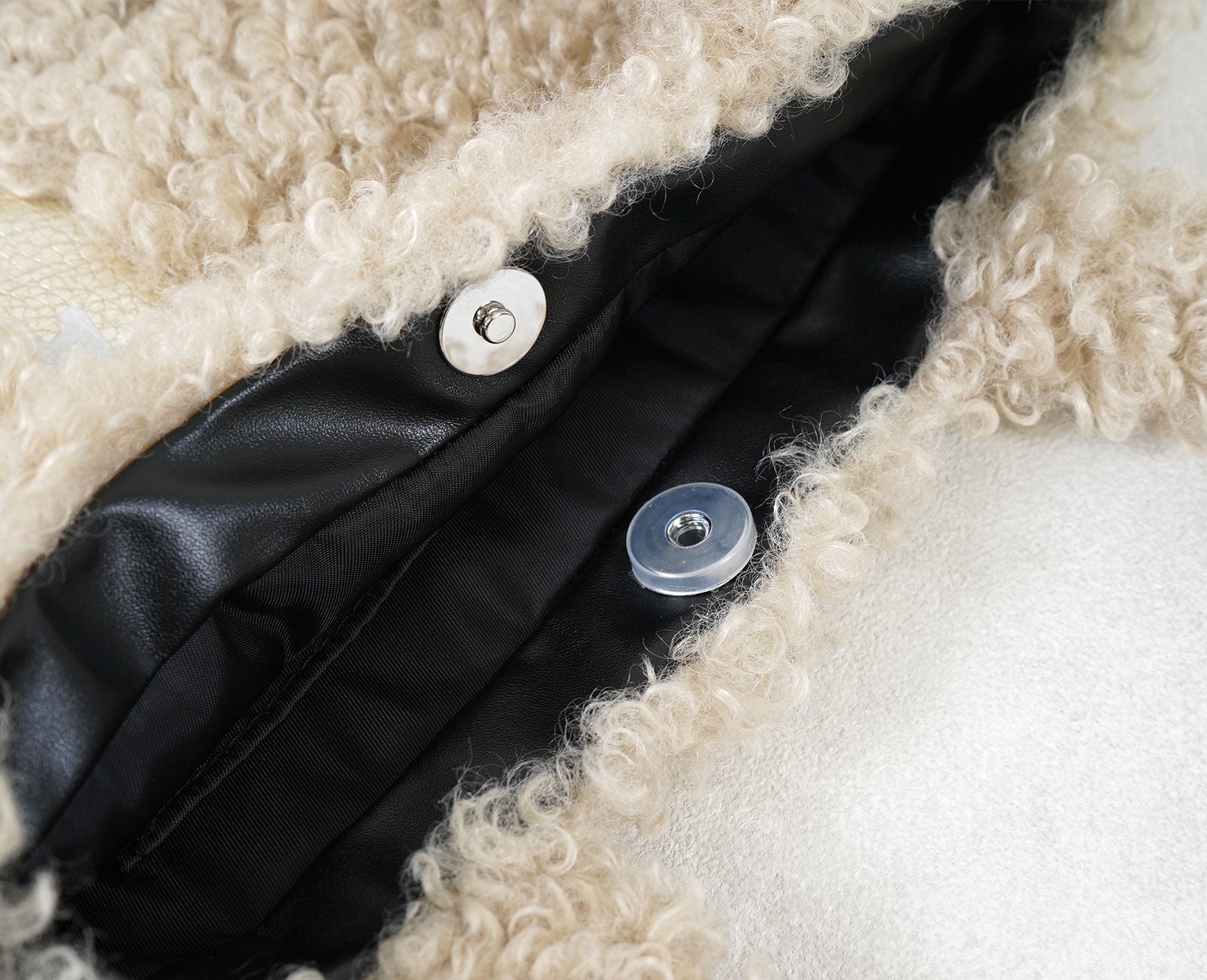 マグネット式ボタンで開け閉めもスムーズ