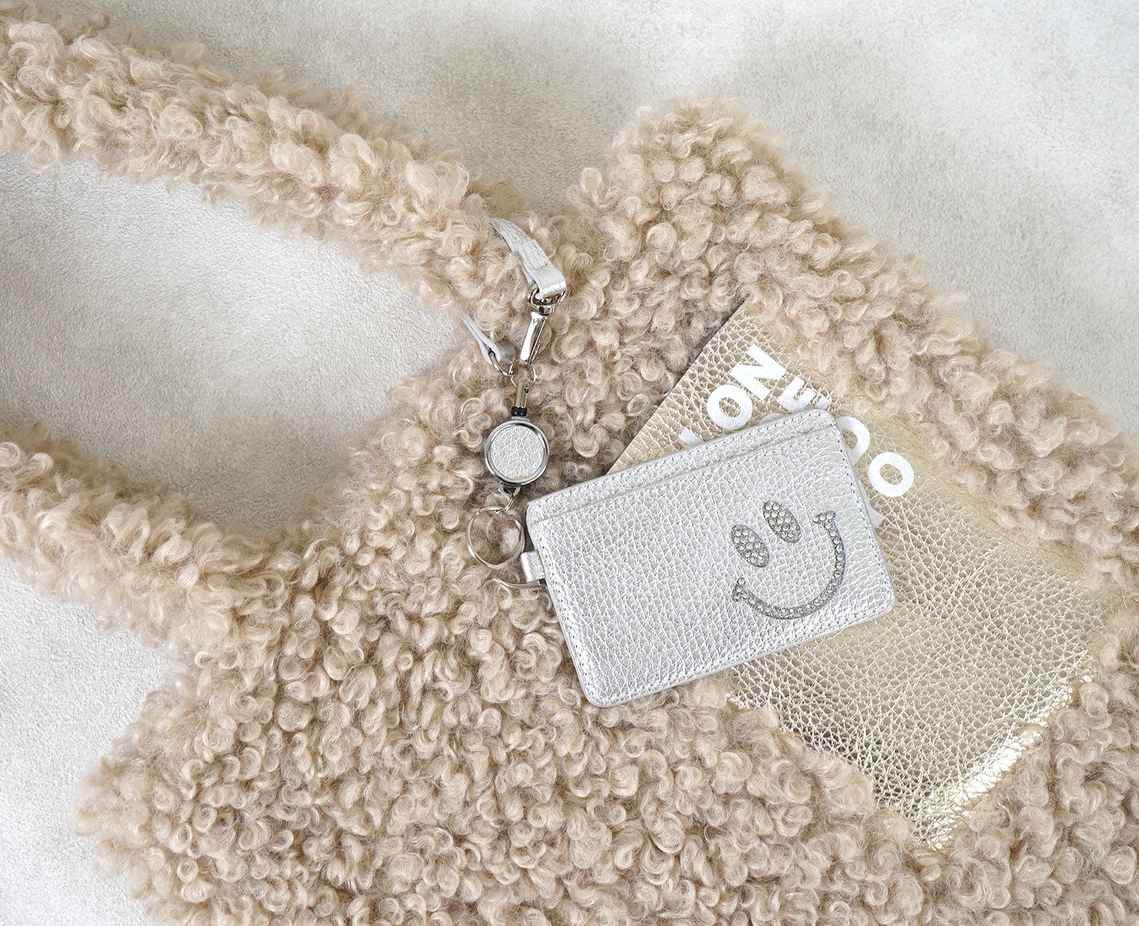 外側のポケットにリール付きパスケースを付ければ、すっと取り出せて便利です(※パスケースは別売)