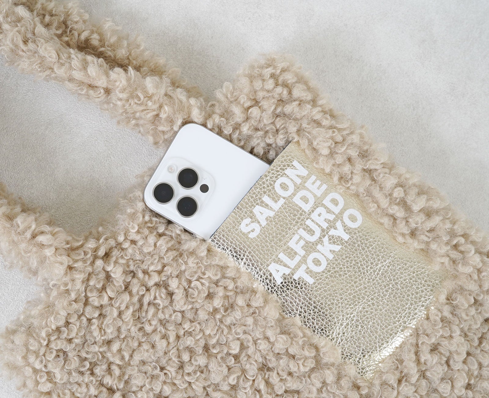 縦長サイズポケットなので、スマホもすっぽり収まります(※お使いの機種、ケースによっては入らない場合もございます)