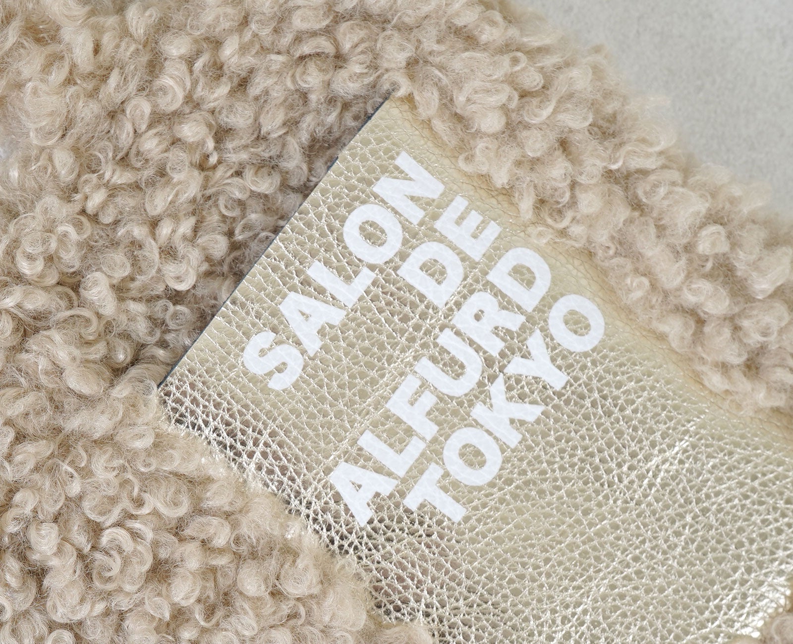 ブランドロゴがモードなエッセンスを加え、クラシックな品格と、モダンな華やかさを併せ持つデザイン