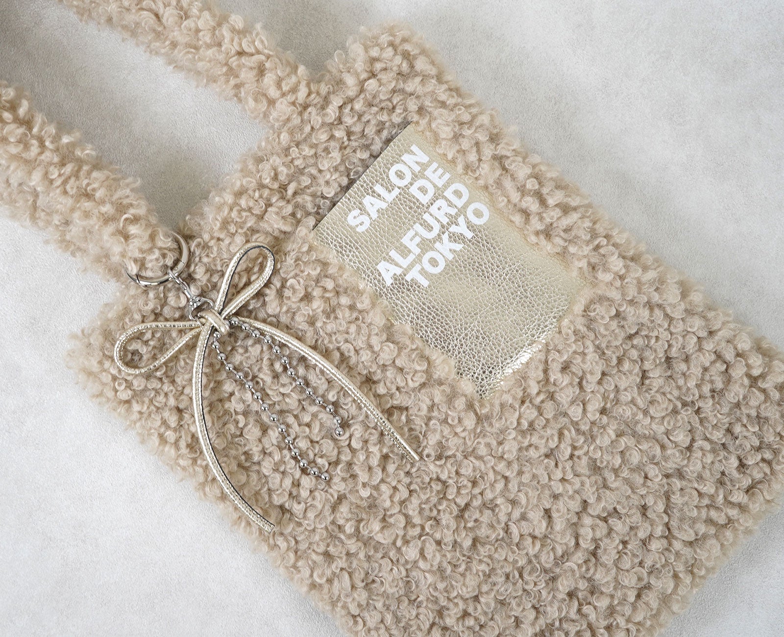 チャームを添えて、自分らしいアレンジを楽しむのもおすすめです(※チャームは別売)