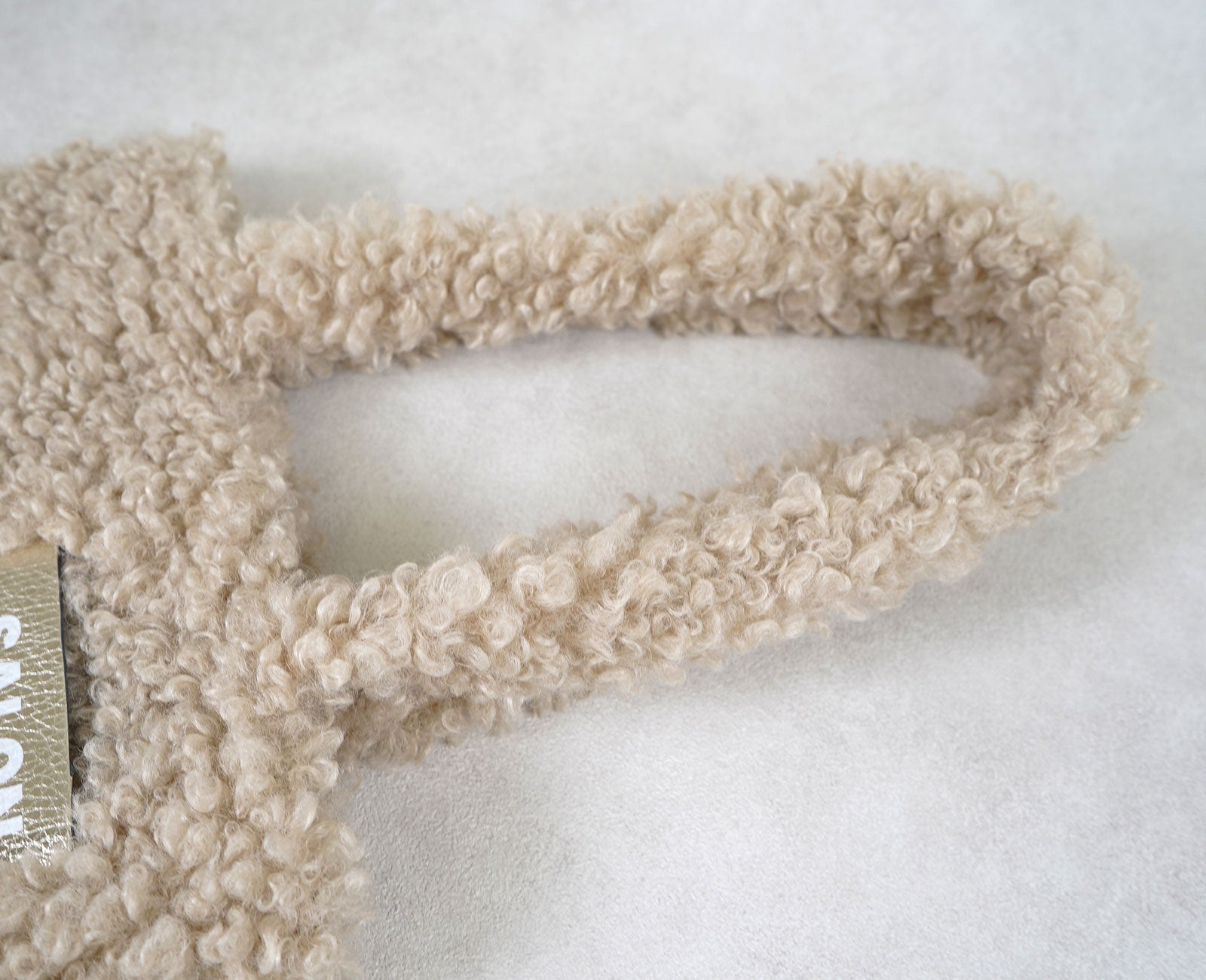 ふんわりとしたエコファーで仕立てたハンドルは、触れるたびに優しく心まで満たされるような心地よさ