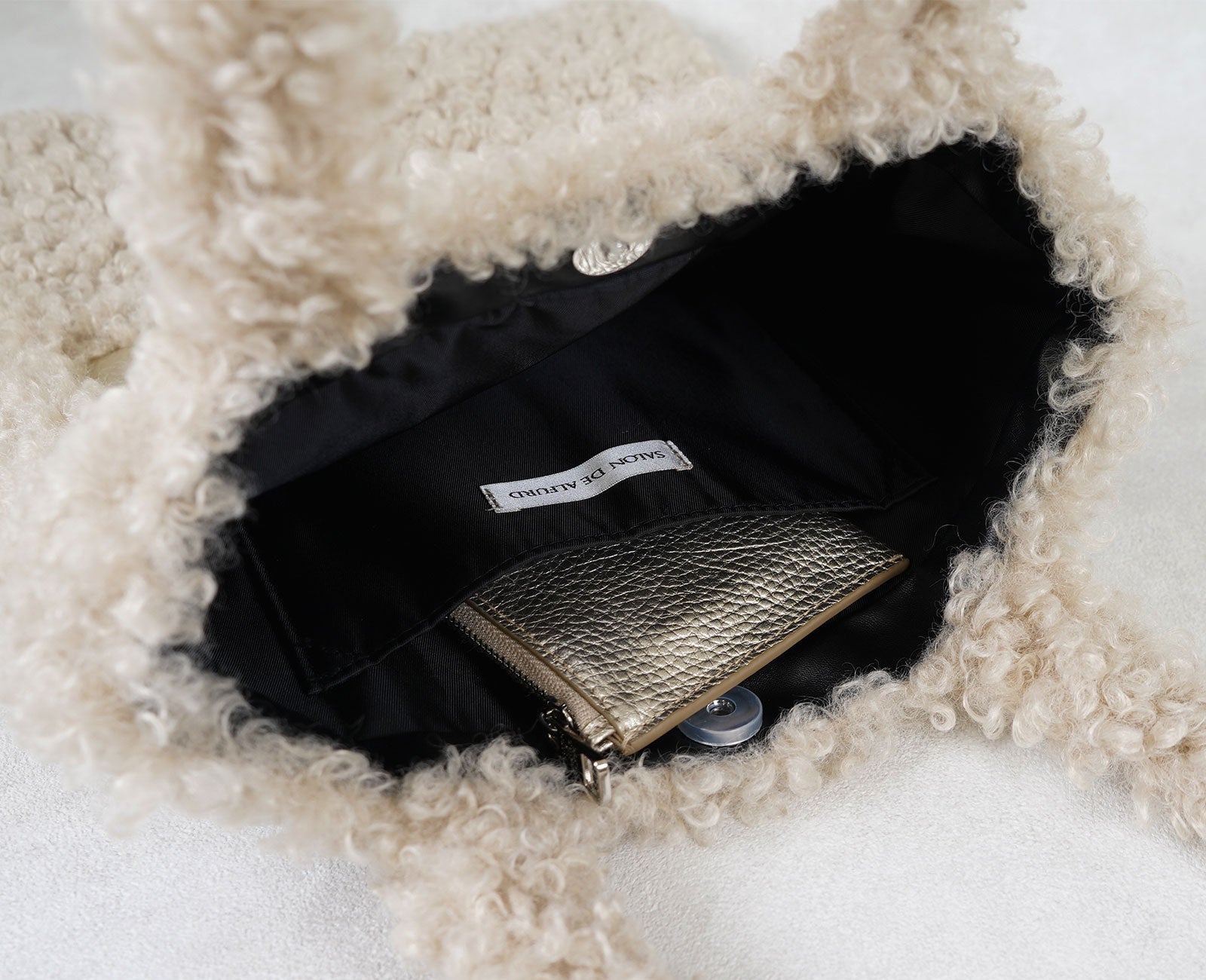 内側にはミニ財布が入るオープンポケットを装備