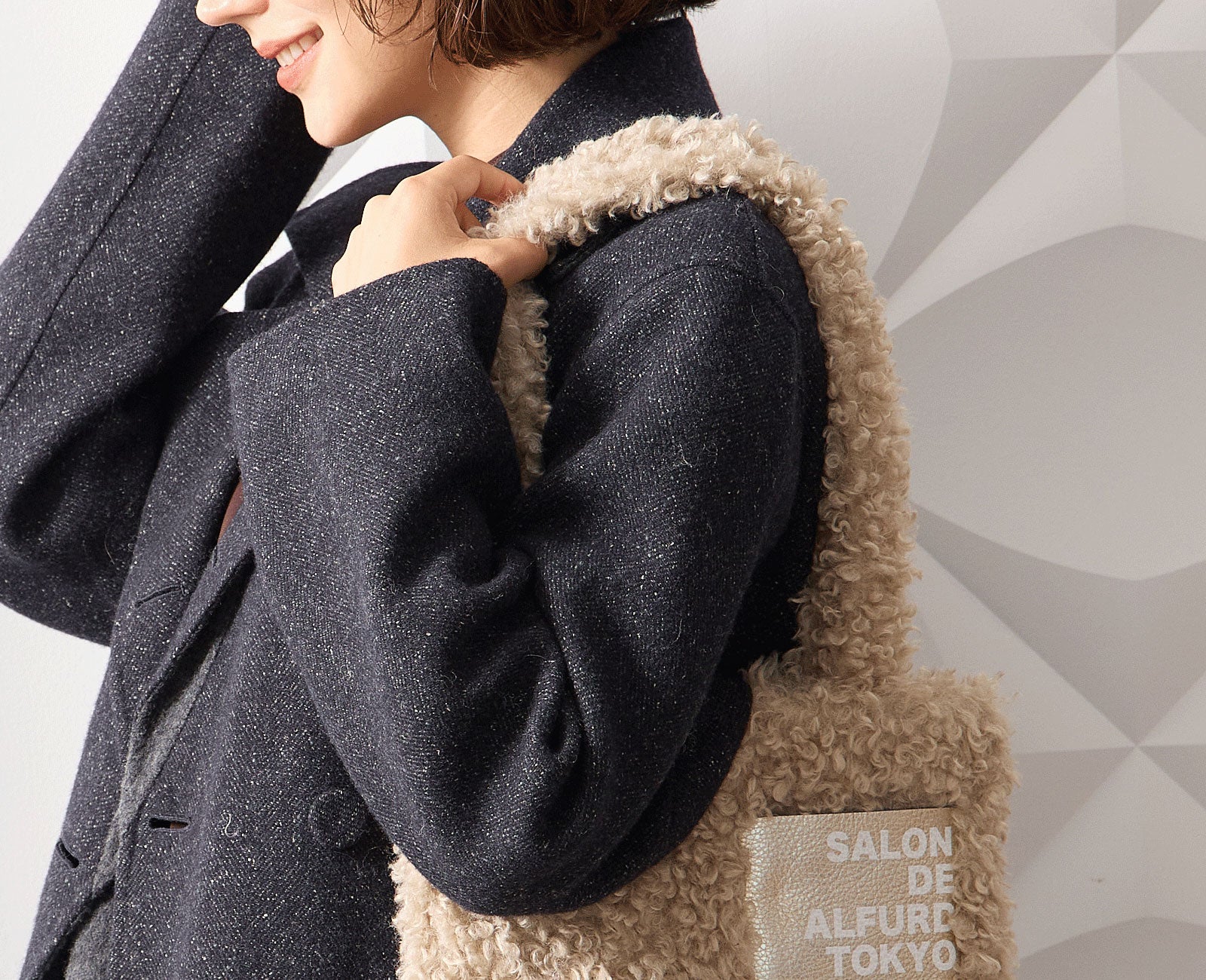 長めに設計で、コートの上からでもゆったりと肩がけできます