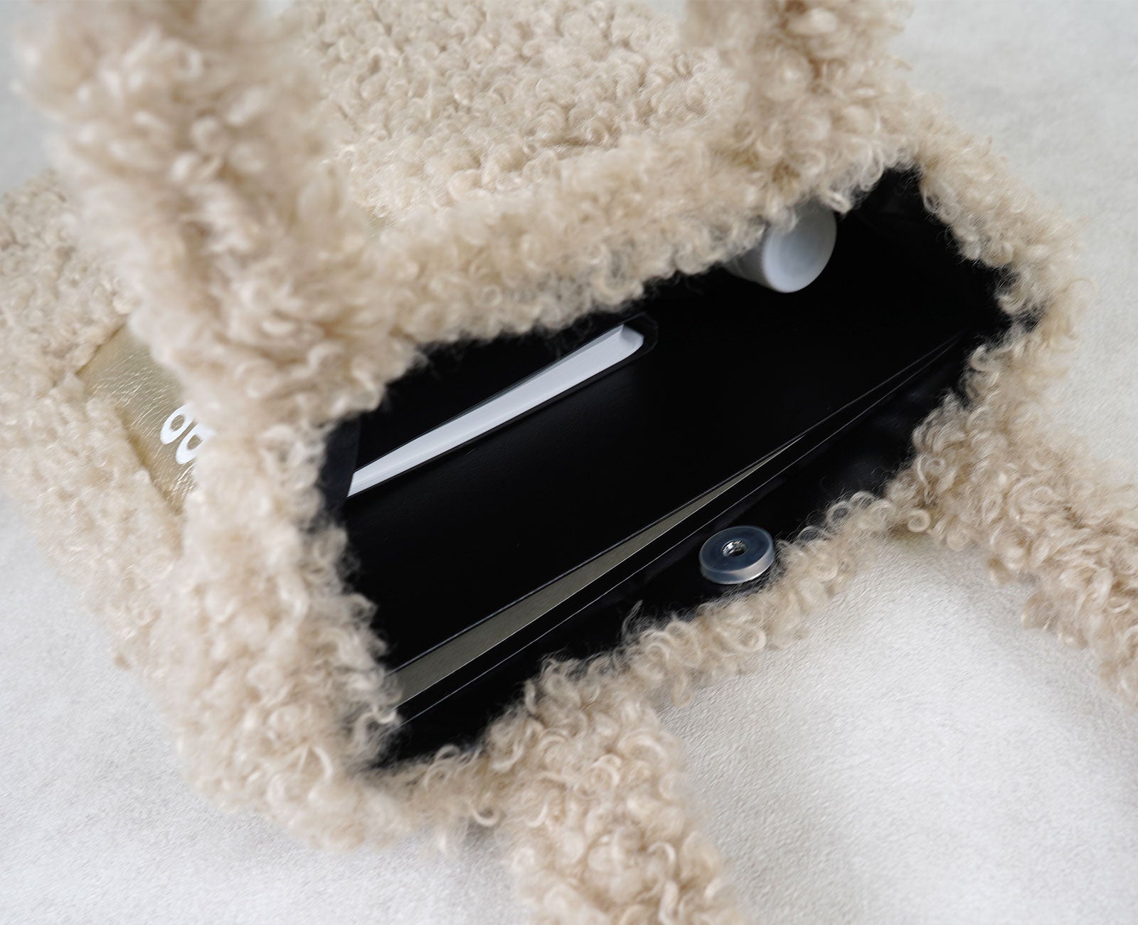 A4ファイル、長財布や500mLボトルなどが収まる、日常使いにちょうど良い収納力