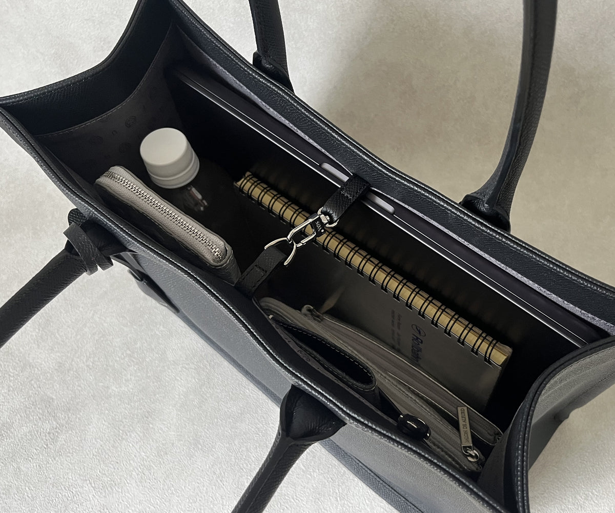 美しいスクエアフォルムにたっぷり収納。B5ファイルやA4ノート、500mlボトルも収まる実用的なトートバッグ