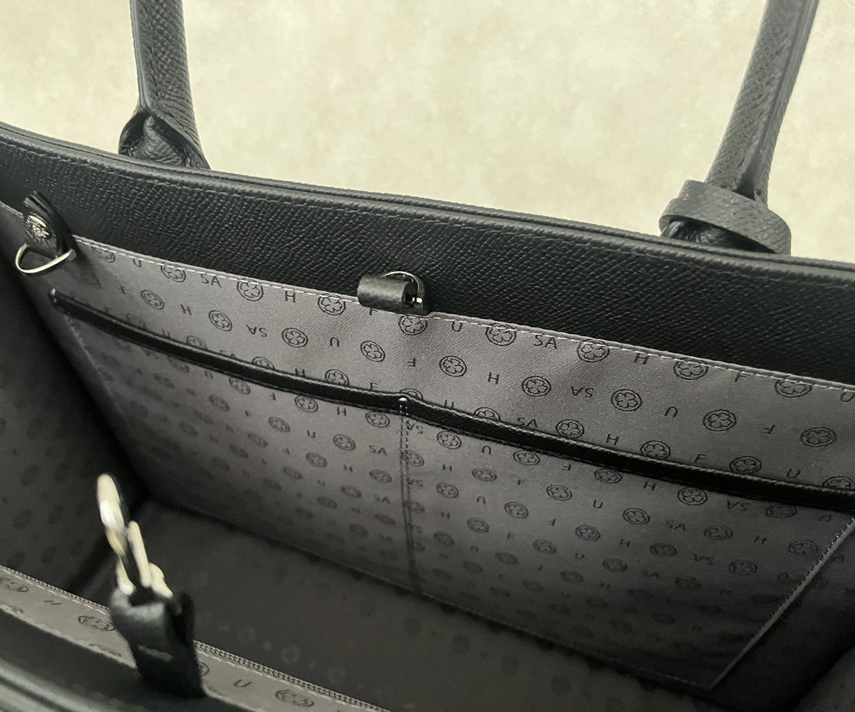 内側には2つのオープンポケットを装備。スマホや小物を分けて収納でき、使い勝手も抜群です