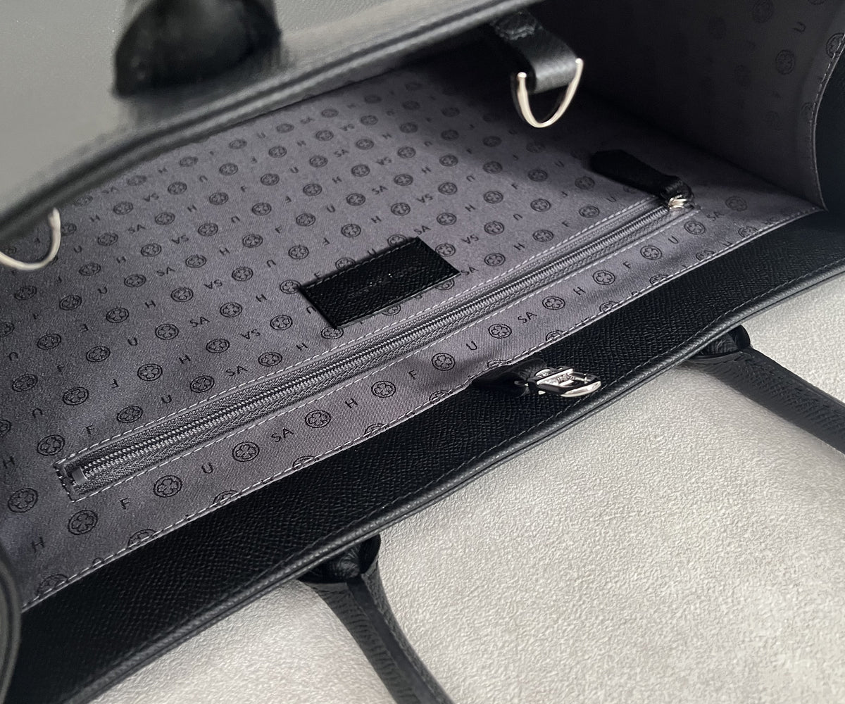 内側には、長財布がすっぽり入る大きめファスナーポケットを装備。貴重品も安心して収納できます