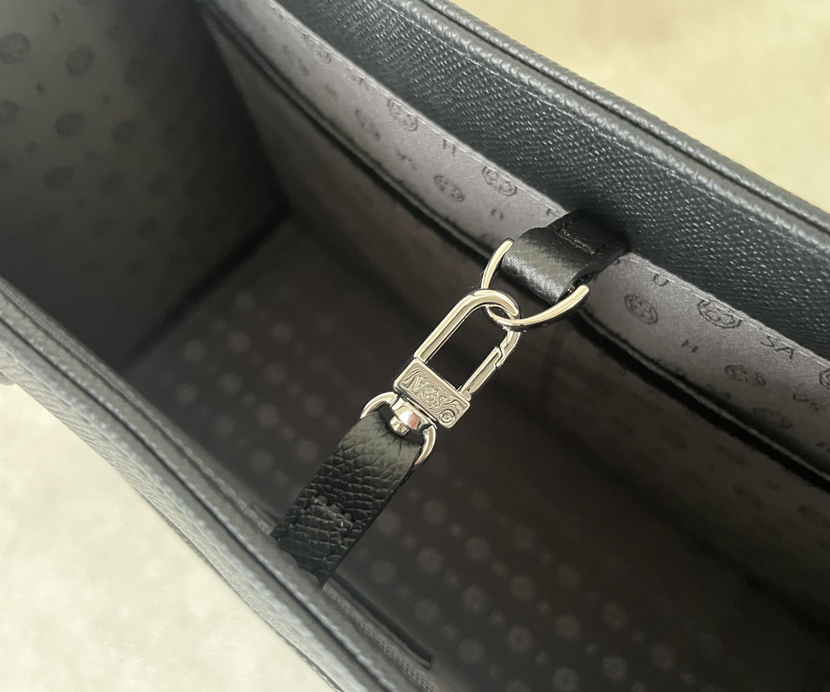 開口部はファスナーでもボタンでもなく、中央で留めるスマートな仕様。大人の上品さが際立ちます