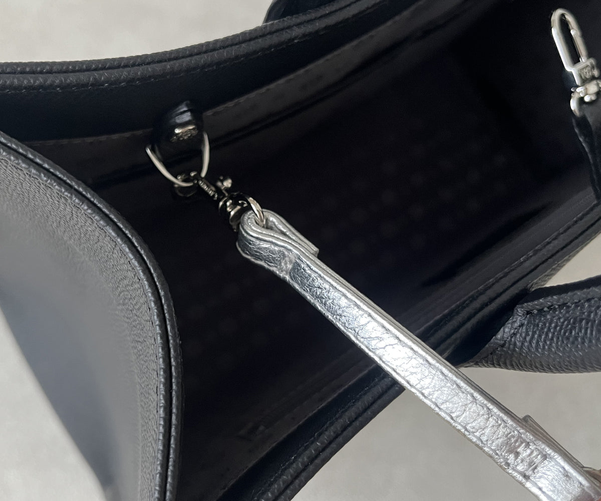 リールストラップなどを使えば、鍵やパスケースも便利に収納できます。※ストラップは別売りです