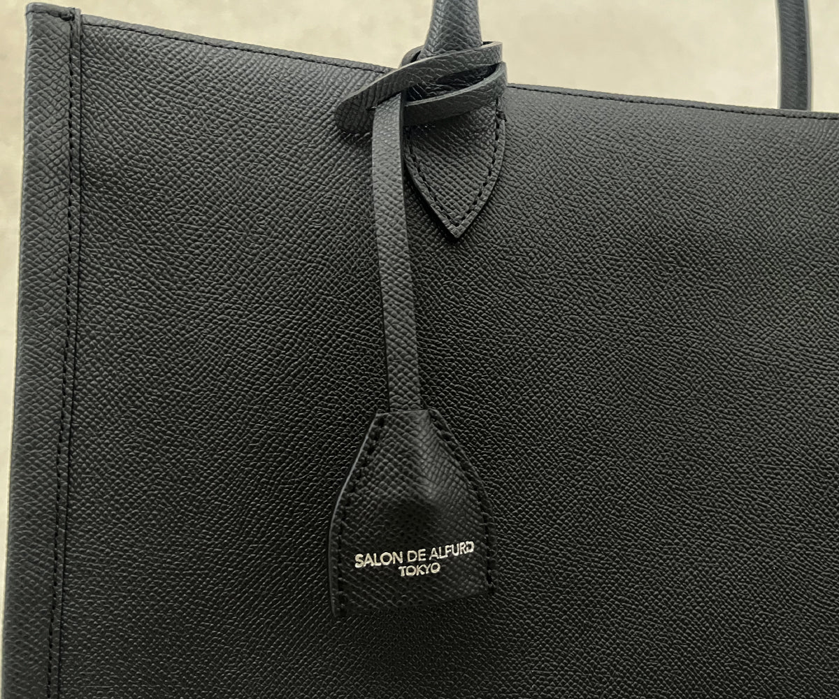 バッグに華を添える、お洒落で実用的なレザーキーチャーム。毎日の装いに上質なアクセントを