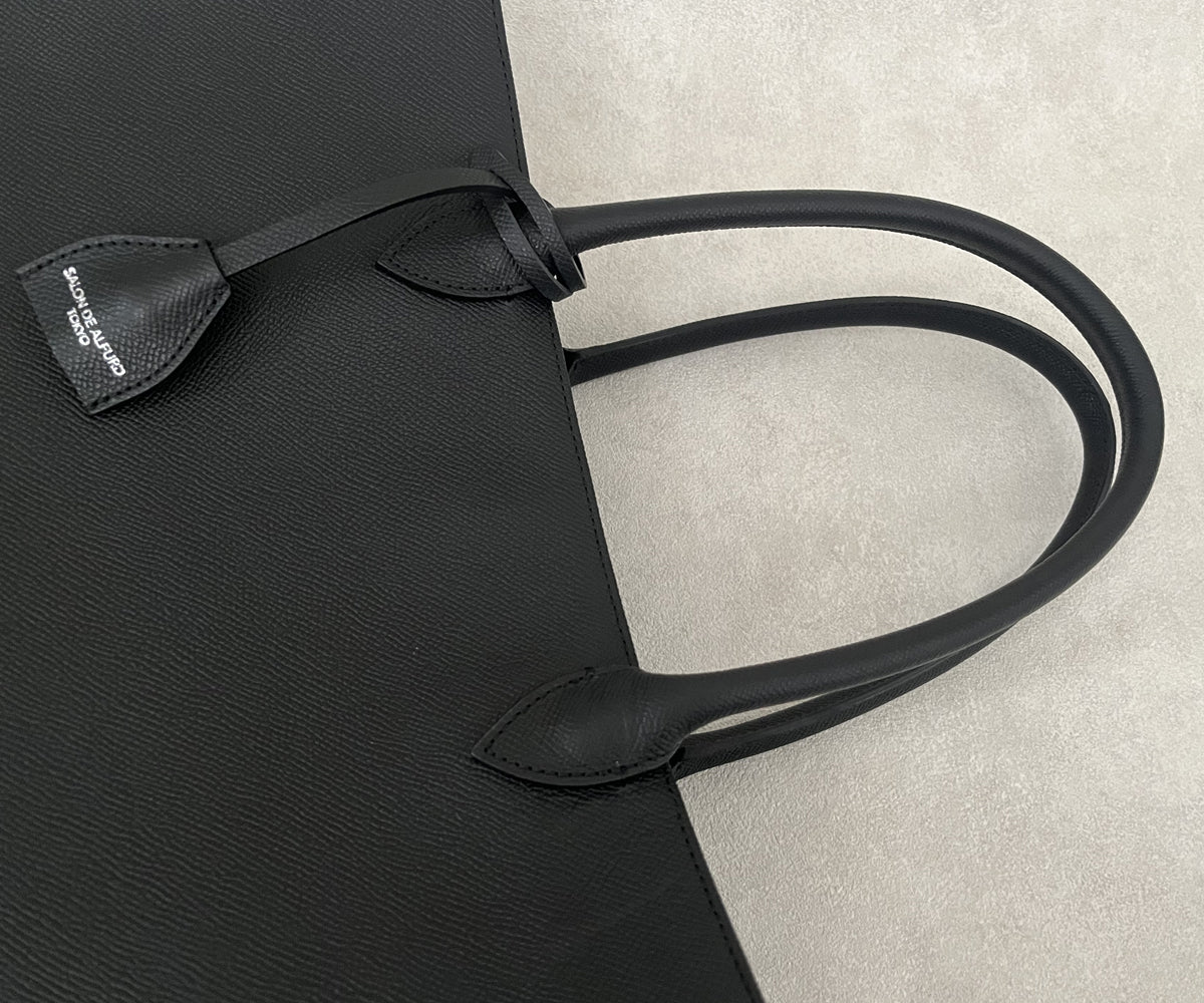 ふっくらとした丸みが手に優しく馴染む上質なハンドル。グレインドカーフレザーで軽やかな持ち心地に