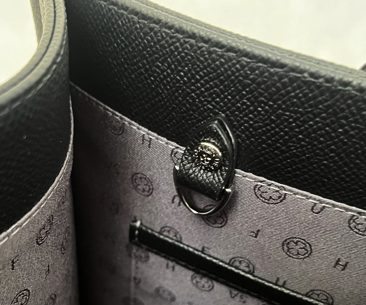 上品なクローバーデザインのスナップボタン金具付き