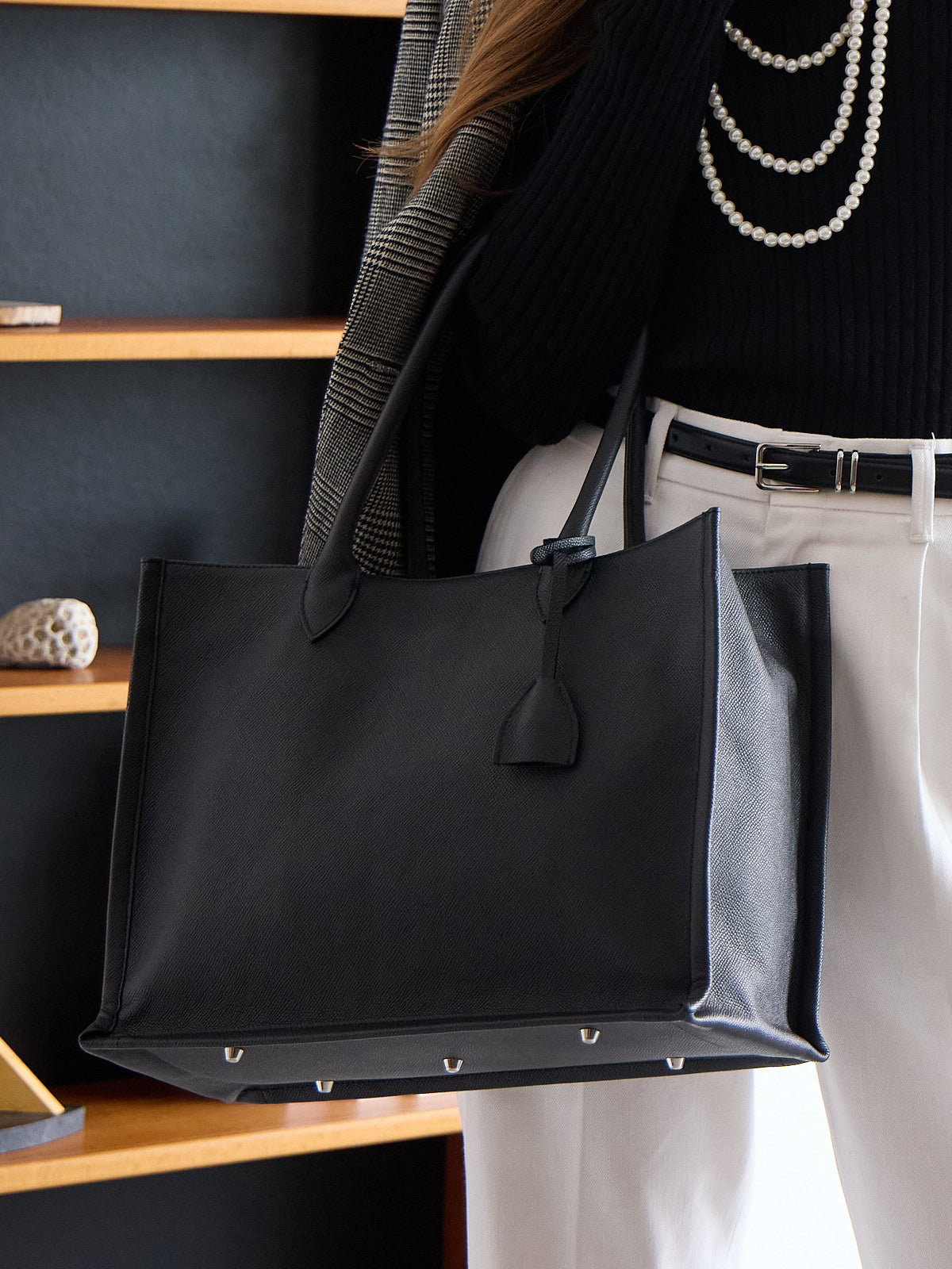 底鋲を付けることで耐久性がアップ。置いたときも型崩れしにくく、美しさをキープ