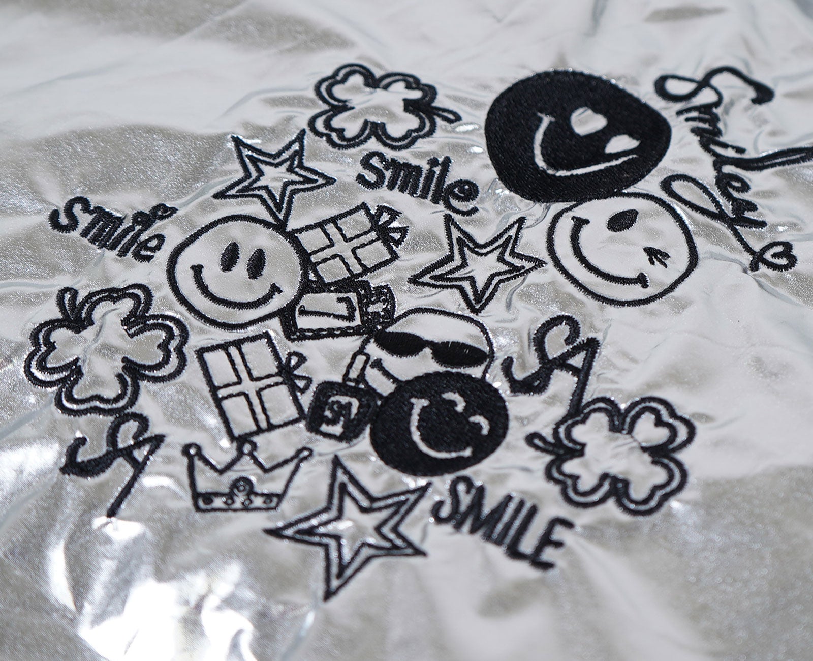 スマイルと四つ葉のクローバー、見るたびに心が弾むデザイン