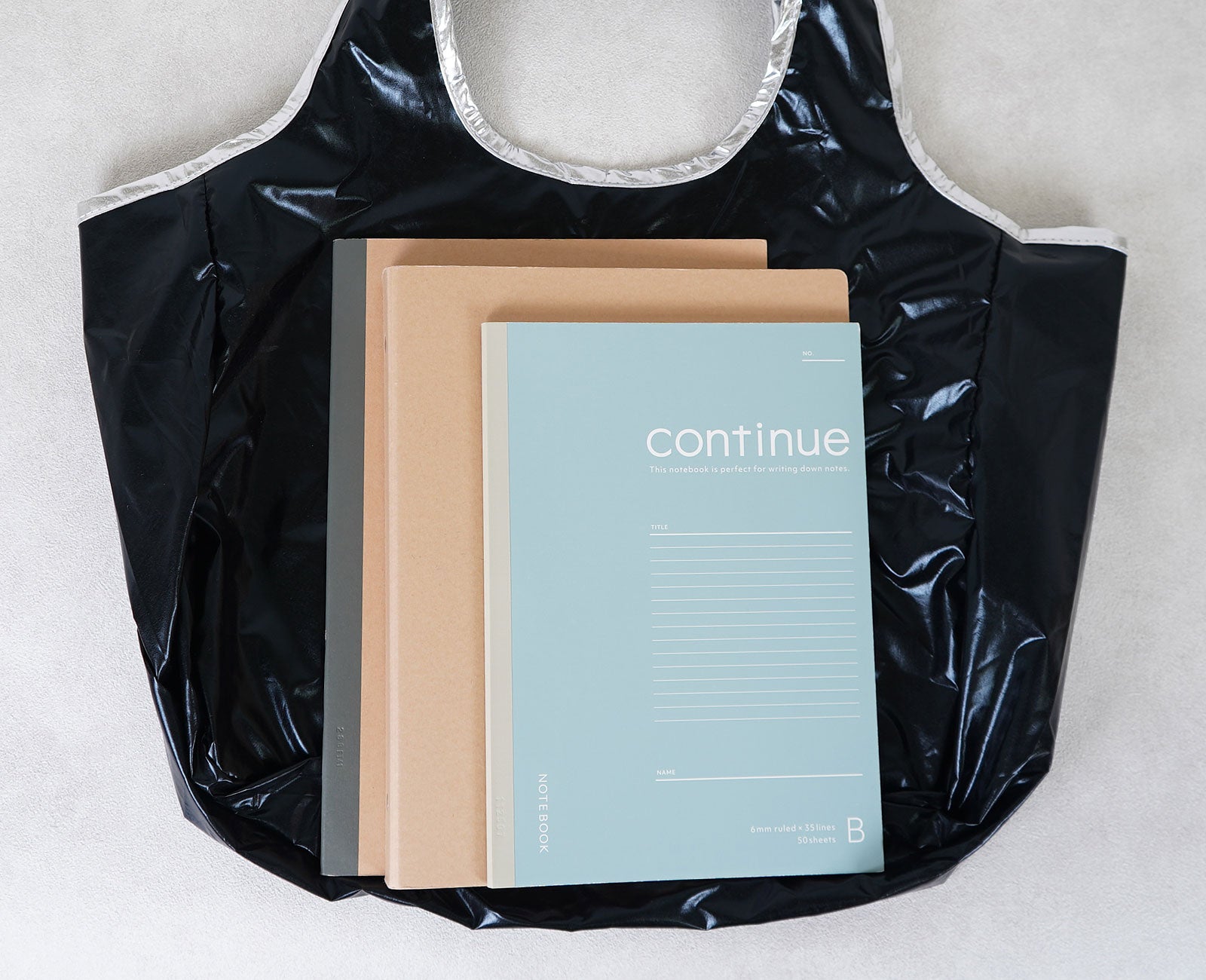 A4ノートもB5ファイルも、縦横どちらでも余裕で入るサイズ