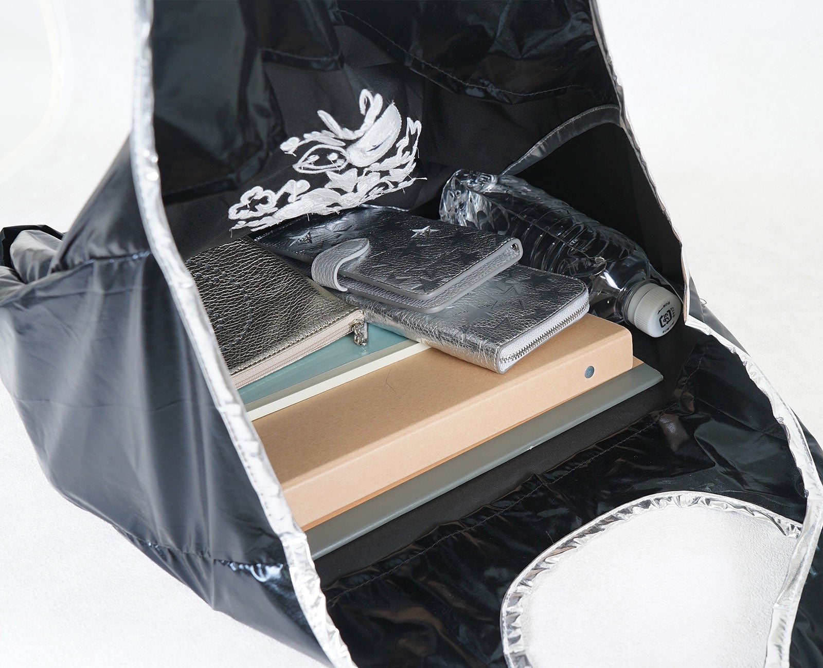 A4ノート、B5ファイル、500mlペットボトル、日用品もすっきり収まる大容量